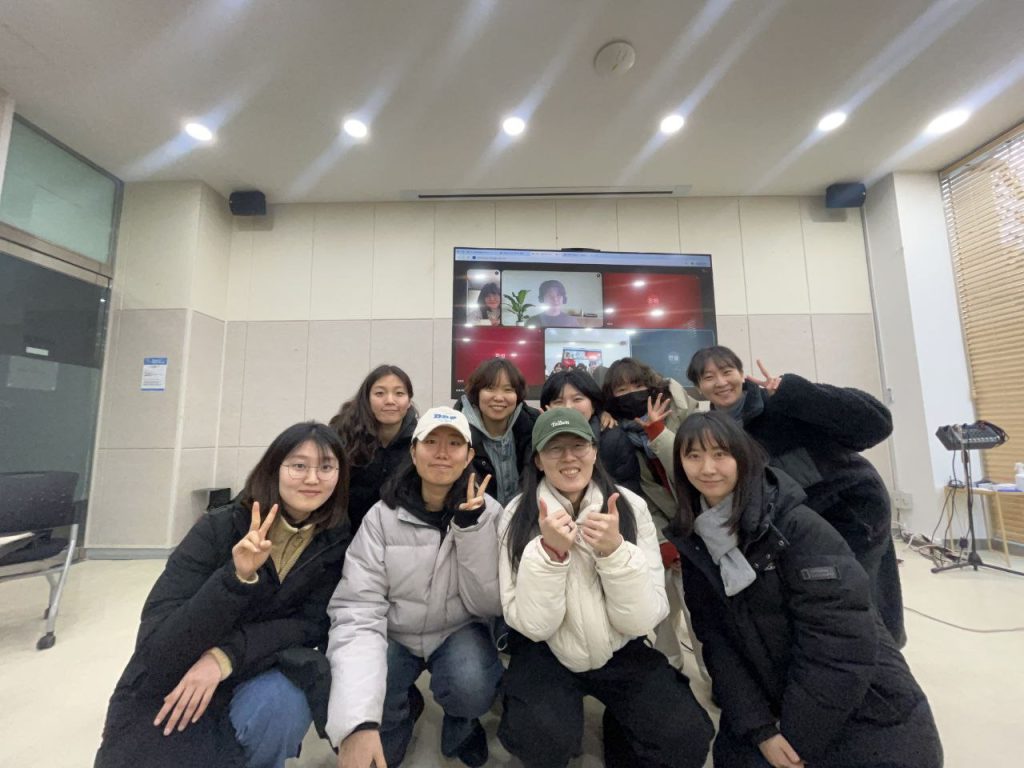 퀴어동네 2026년 총회에서 회원들이 모여 포즈를 취하고 있다