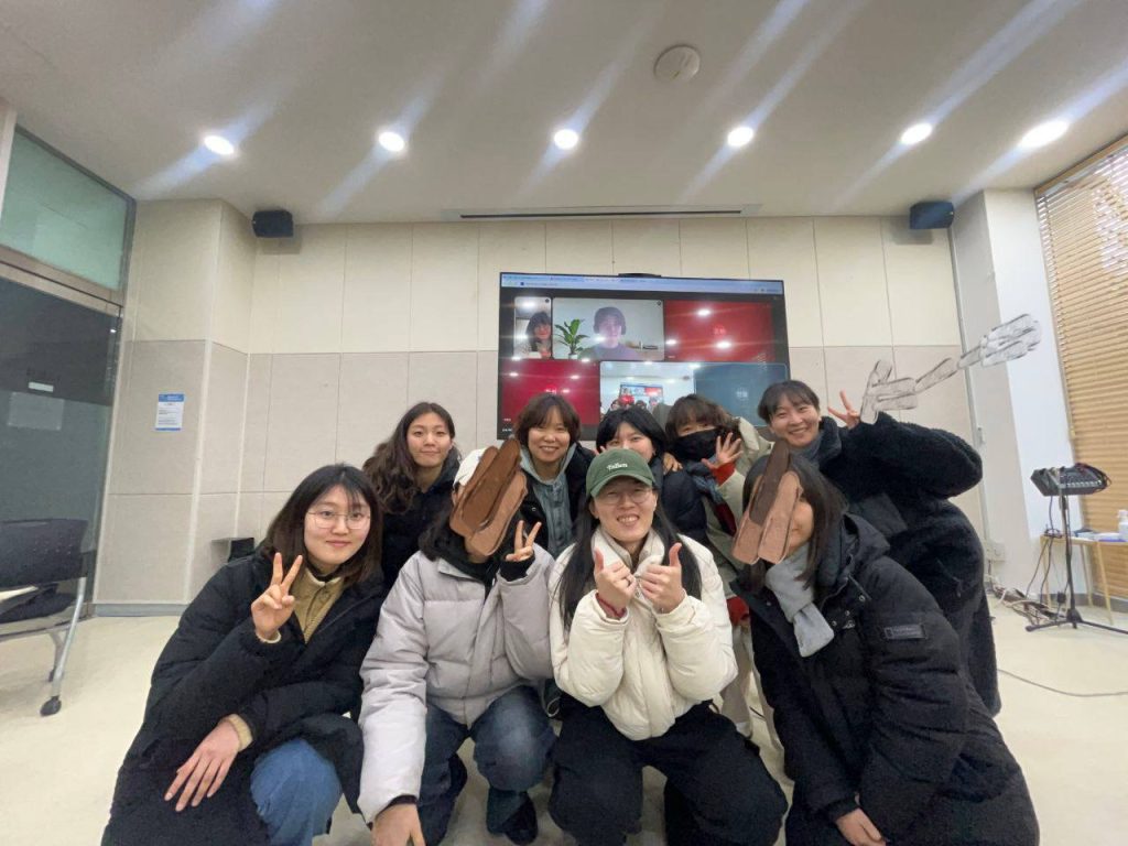 퀴어동네 2026년 총회에서 회원들이 모여 포즈를 취하고 있다